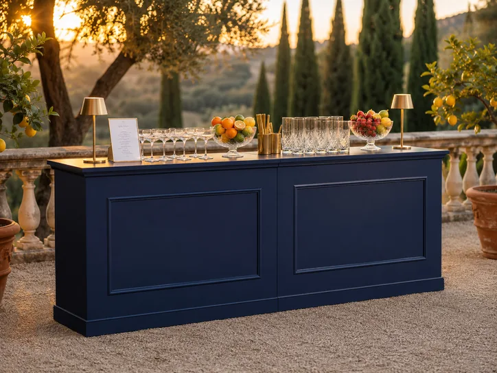 Bancone Boiserie Classic in finitura Notte Navy su una terrazza con cipressi e limoni, al tramonto