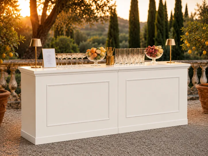 Bancone Boiserie Classic in finitura Positano White su una terrazza con cipressi e limoni, al tramonto
