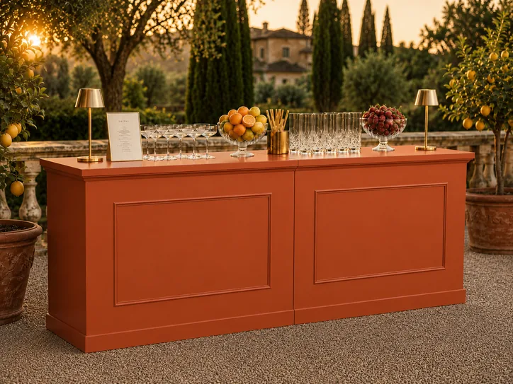 Bancone Boiserie Classic in finitura Vesuvio Terracotta su una terrazza con cipressi e limoni, al tramonto